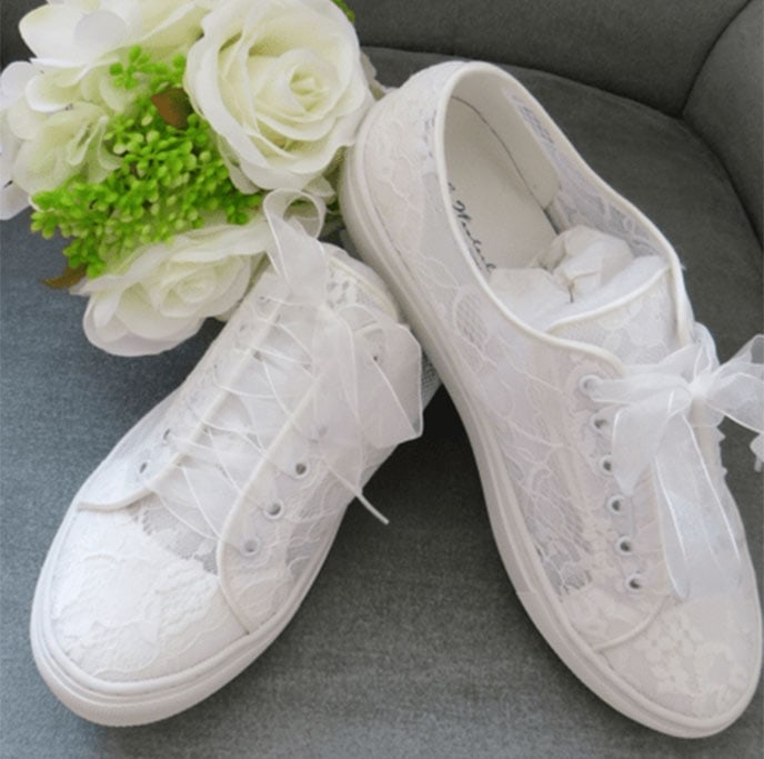 Weiße Schuhe für die Hochzeit